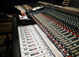 Warner Music Group vstupuje do partnerství s AI, urovnává právní neshody