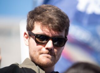 Растущее влияние Ника Фуэнтеса: как сторонник превосходства белой расы формирует Республиканскую партию