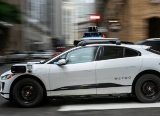 Waymo Robotaxi míří proti provozu v Austinu, což vyvolává obavy o bezpečnost