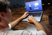 Tech-Giganten schlichten Klagen über Selbstmorde von Teenagern im Zusammenhang mit KI-Chatbots